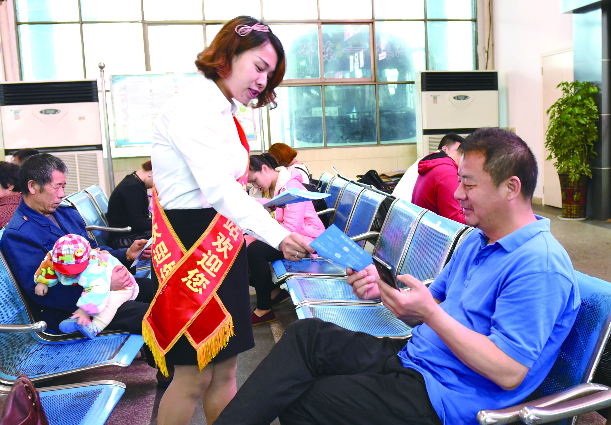 4月21日，邵東汽車西站工作人員在向旅客推介互聯網+站+車+客平臺的推廣應用與購票實名制宣傳。