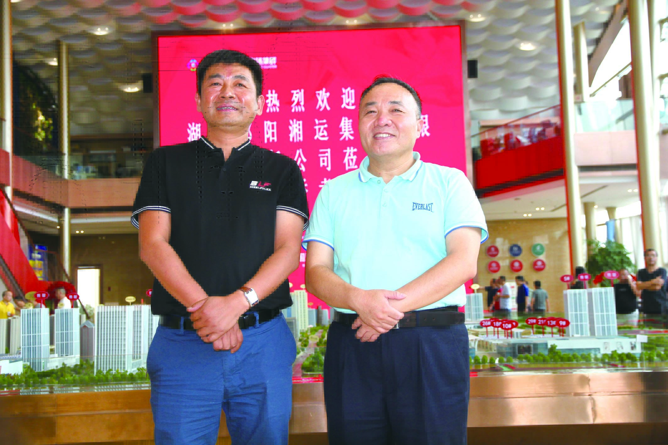 傅勝龍董事長(zhǎng)（右）在長(zhǎng)沙會(huì)見王宏波董事長(zhǎng)（左）。
