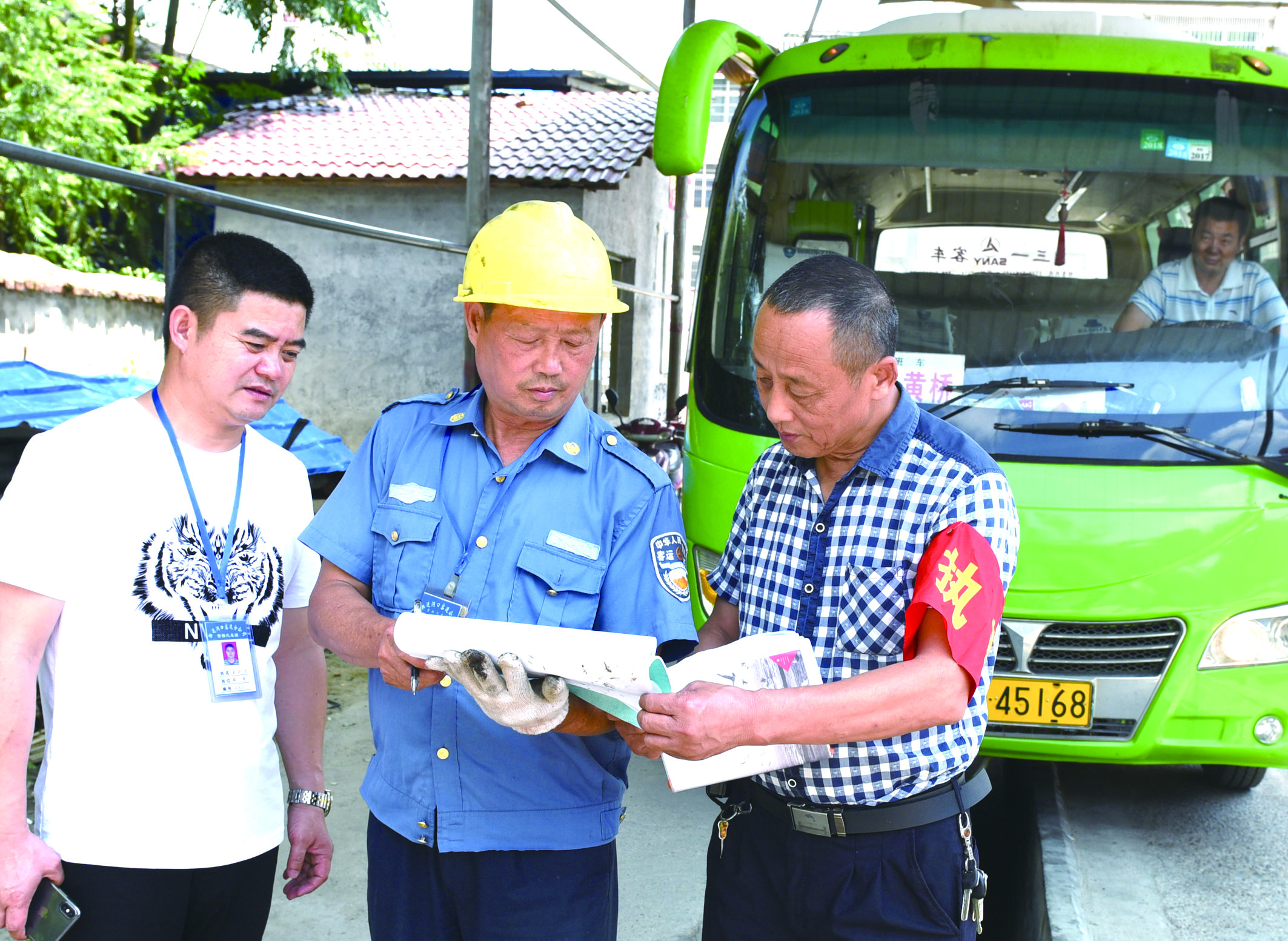 7月10日，洞口縣黃橋鎮(zhèn)副鎮(zhèn)長謝揚標（右）在黃橋汽車站檢查營運客車安全檢查情況。近段時間以來，黃橋汽車站全面排查交通安全等方面存在的安全隱患，并及時予以整改到位，做到防患于未然，確保安全生產(chǎn)工作萬無一失。據(jù)了解，今年上半年已消除交通安全隱患10余起。  李祖冠    攝影報道 