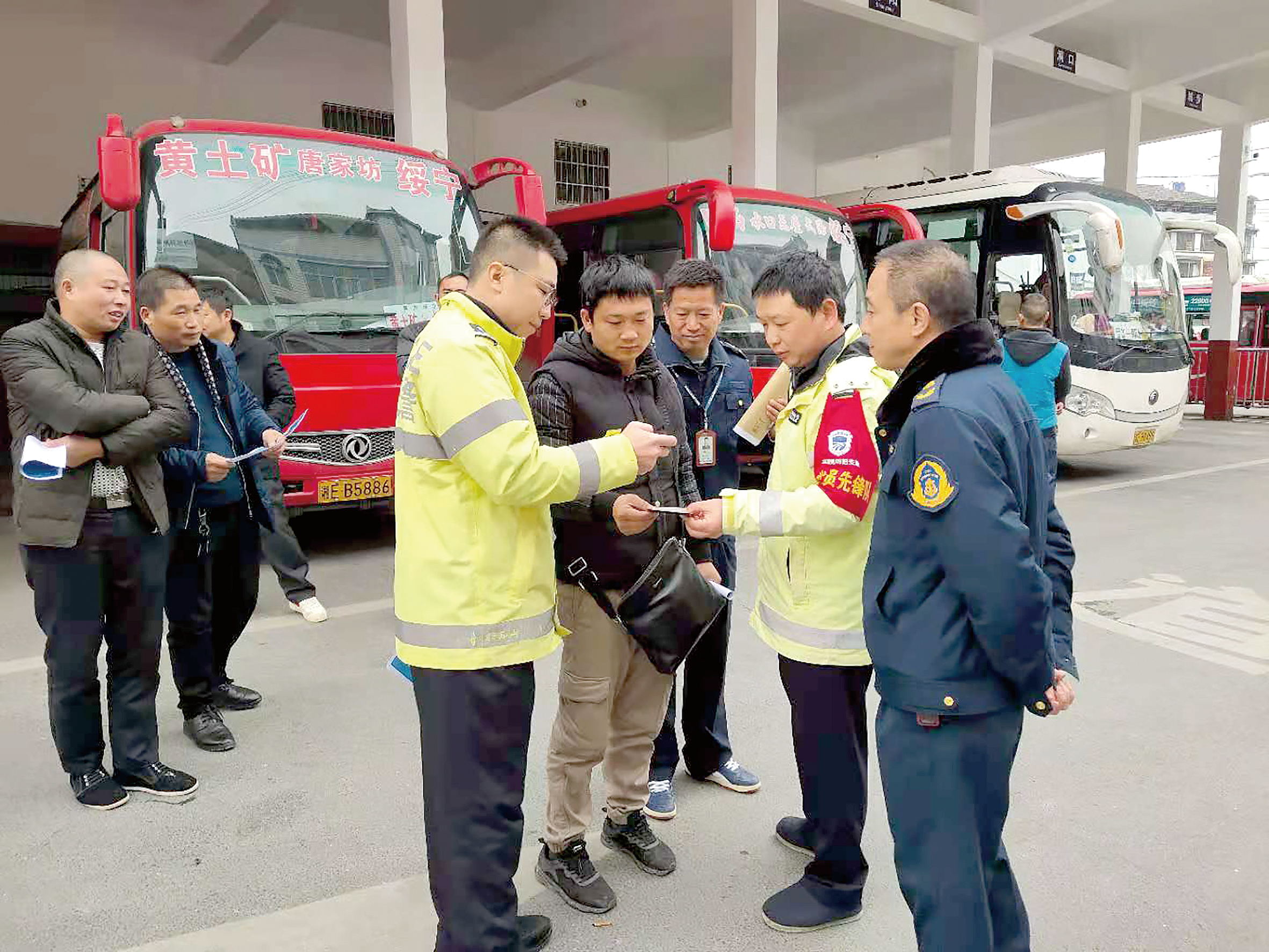 12月2日是全國交通安全日。當(dāng)天上午10時，綏寧分公司汽車總站舉行“知危險會避險、安全文明出行——關(guān)注農(nóng)村交通安全、暢行美麗鄉(xiāng)村”122交通安全日主題宣傳活動。 ? 此活動用生動的事例教育廣大從業(yè)人員樹立美麗鄉(xiāng)村安全暢行責(zé)任意識、服務(wù)意識，進一步增強廣大從業(yè)人員安全事故的防范意識、辨別意識，緊急避險應(yīng)急處理方法。 省高速交警綏寧大隊、綏寧縣運管所等負(fù)責(zé)人到活動現(xiàn)場進行指導(dǎo)。  劉永松