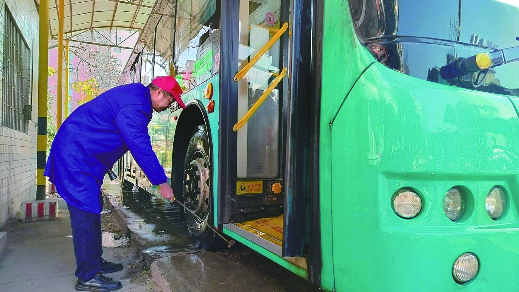 春運(yùn)首日，我司各汽車站以熱情服務(wù)—— 讓乘客臉上多一份笑容